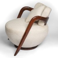 Chaise longue moderne incurvée en bouclette avec accoudoirs en teck et dossier capitonné – Design élégant et contemporain pour salon, chambre et salle à manger