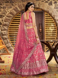 Este impresionante conjunto de lavanda dola seda jacquard lehenga choli presenta un intrincado brillo Floral de Zari plateado maravillosamente - Product Image 4