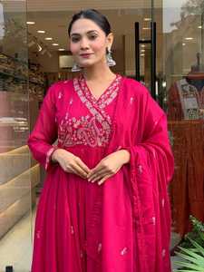 Robe Anarkali rose en viscose brodée Vêtements ethniques indiens évasés longs pour femmes avec manches longues Dupatta pour les mariages Festivals - Product Image 4