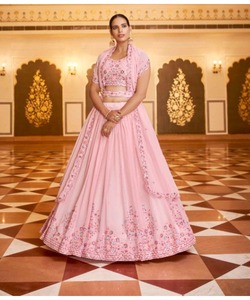 Mariage de mariée RajasthaniLachaCholi pour femme en lavande avec travail de perles et paillettes - Product Image 2