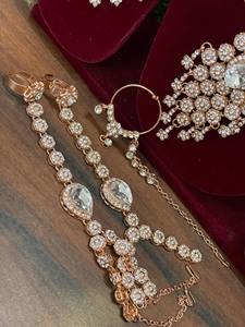 Ensemble de collier de mariée en or rose de luxe avec boucles d'oreilles Maang Tikka |   Ensemble de bijoux de mariage effet diamant - Product Image 3