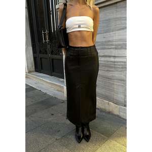 Jupe en satin noir avec fente brillante et patte de boutonnage décorative – Vente en gros - Product Image 2