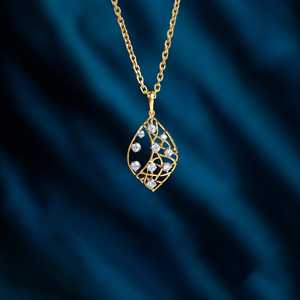 Colgante de diamante cultivado en laboratorio Glam con hoja de oro Pieza de joyería única y elegante - Product Image 6