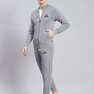 Survêtement à capuche pour homme avec logo personnalisé, nouveau design, ensembles de jogging en polyester pour l'extérieur avec motif uni, vêtements de sport d'hiver par Ako - Product Image 1