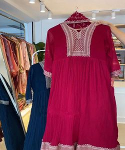 Fusion de mode: Style pakistanais Salwar Kameez - Fusion de styles traditionnels et modernes, créant une mode chic et élégante - Product Image 5