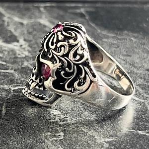 Anillo Gótico de Calavera Hecho a Mano para Hombre, Estilo Punk Bohemio Motero, Diseño Oxidado con Incrustaciones, Regalo Especial para Motociclistas y Amantes de la Guitarra - Product Image 4