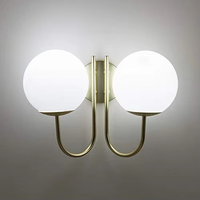 Applique murale industrielle CH Calvin en laiton poli, style Mid-Century Modern, avec globe en verre, 2 ampoules, cône doré, pour salle de bain