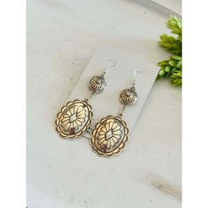 Boucles d'oreilles pendantes Jimmie James en argent sterling plaqué or 18 carats avec perle d'eau douce et design en forme de fleur à pompon - Product Image 4