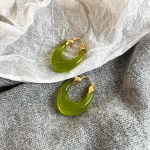 ต่างหูเรซิ่น งานฝีมือของนิดิอา ชาด ผลิตจากวัสดุธรรมชาติ รูปทรงทำมือ งานออกแบบตามสั่ง งานฝีมือ น้ำหนักเบา - Product Image 3