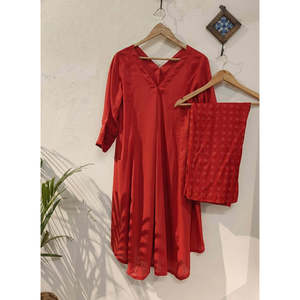 Conjunto de Kurta de Chifón Escarlata con Cintura Natural, Tela Transpirable y Diseño de Muselina - Product Image 3