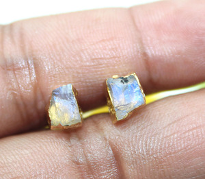 Pendientes de tuerca de piedra lunar rugosa galvanizada en oro, joyería de piedra natal para junio - Product Image 1