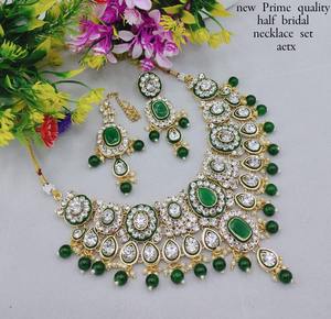 Colección de Lujo India: Conjunto de Collar Nupcial Chapado en Oro de Primera Calidad con Esmeraldas y Perlas para Compromiso y Aniversario - Product Image 4