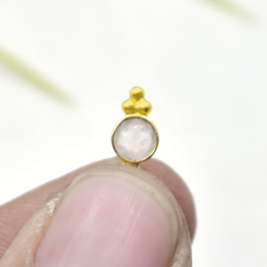 Colgante de Cuarzo Rosa Natural, Piedra de Nacimiento, Engaste de Bisel Redondo Facetado, Pequeño Amuleto Hecho a Mano, Chapado en Oro, Regalo - Product Image 5