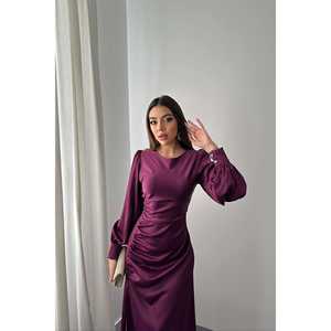 Robe fourreau en satin violet, taille naturelle avec fronces latérales et fente, vente en gros - Product Image 2