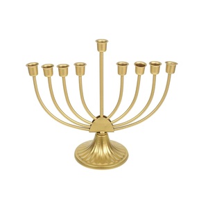 Bougeoir à 9 branches en or pour Hanukkah Menorah Bras arqués classiques avec une base ronde cannelée pour plus de stabilité Parfait pour la décoration intérieure - Product Image 1