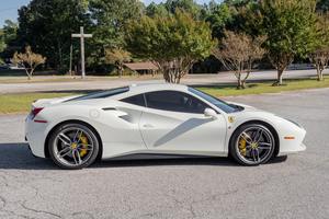 Vente de Ferrari 458 2019, 661 ch, biturbo, 12 cylindres, coupé, Bianco Avus, intérieur en cuir clair, régulateur de vitesse ACC, jantes R21 - Product Image 3