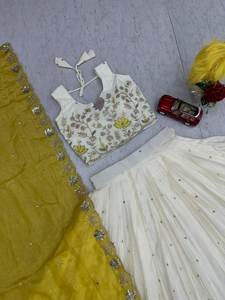 Conjunto de lehenga choli estilo Anarkali de diseño nuevo en tela de seda Chinon pura especial para la función Haldi, para novias o mujeres, choli elegante. - Product Image 5