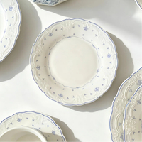 Assiette de dîner en céramique bleue à motifs floraux en relief, style vintage français, assiettes à salade en porcelaine festonnées pour la maison, le restaurant et les fêtes