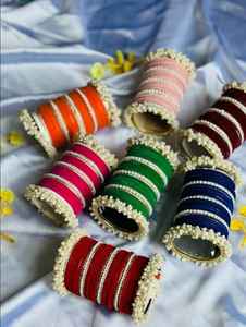 Conjunto de Brazaletes Tradicionales y Elegantes con Terciopelo, Pedrería Kundan, Imitación de Perlas, para Novias, Bodas y Ocasiones Especiales - Product Image 5