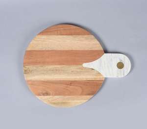 Planche à découper ronde contemporaine en marbre et bois, design combiné, motif rayé, plateau de service pour fromage et charcuterie avec accent en laiton - Product Image 1
