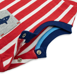 Conjunto de Ropa para Bebé Niño, Camiseta Roja a Rayas con Aplique de Tiburón y Bolsillo, Pantalones Cortos Azul Marino, 100% Algodón Jersey, Cintura Elástica, Venta al Por Mayor OEM - Product Image 2