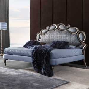 Meubles de chambre à coucher classiques européens Kyra en bois d'acajou fait main avec finition antique, rangement, couleur personnalisée, inspiration antique - Product Image 1