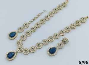 Colgante con forma de flor elegante nuevo diseño chapado en oro perla tradicional y Kundan tachonado collar largo pendiente Mangtika JewellerySet - Product Image 3