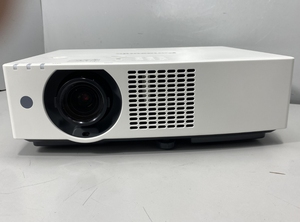 Proyector 3LCD WUXGA de 8000 Lúmenes PT-VMZ82 Nuevo de QuickSales - Product Image 4