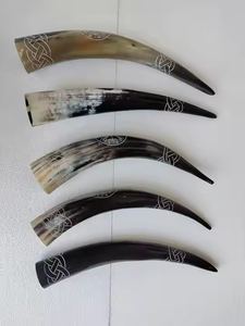 Cornes à boire gravées sur mesure couleurs assorties pour les magasins à thème viking et nordique Naturel par l'artisanat en croissant - Product Image 3