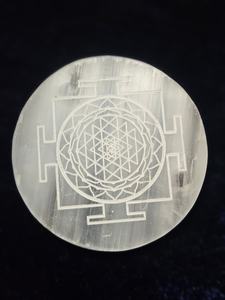 Plaque de charge en cristal de sélénite gravée en pierre précieuse naturelle en vrac, Shree Yantra pour le nettoyage et la re-énergisation des cristaux - Product Image 3