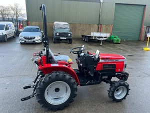 Tractor Agrícola Compacto Rojo 4x4, Máquina de Trabajo para Campos Pequeños - Product Image 5