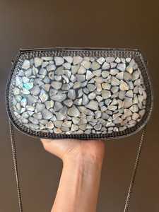 Pochette de soirée luxueuse en métal faite à la main pour femmes, élégante, au design unique, avec chaîne, accessoire parfait pour les fêtes - Product Image 3