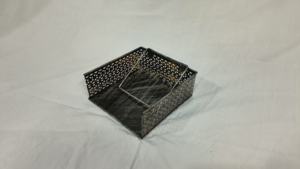 Porte-serviettes carré fait main moderne avec bras lesté en fer noir pour la maison et les restaurants - Product Image 2