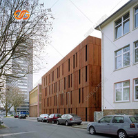 Revêtement extérieur moderne en acier Corten, aluminium, WPC et métal, avec panneaux de toiture écologiques et entretoises de finition pour l'habillage extérieur