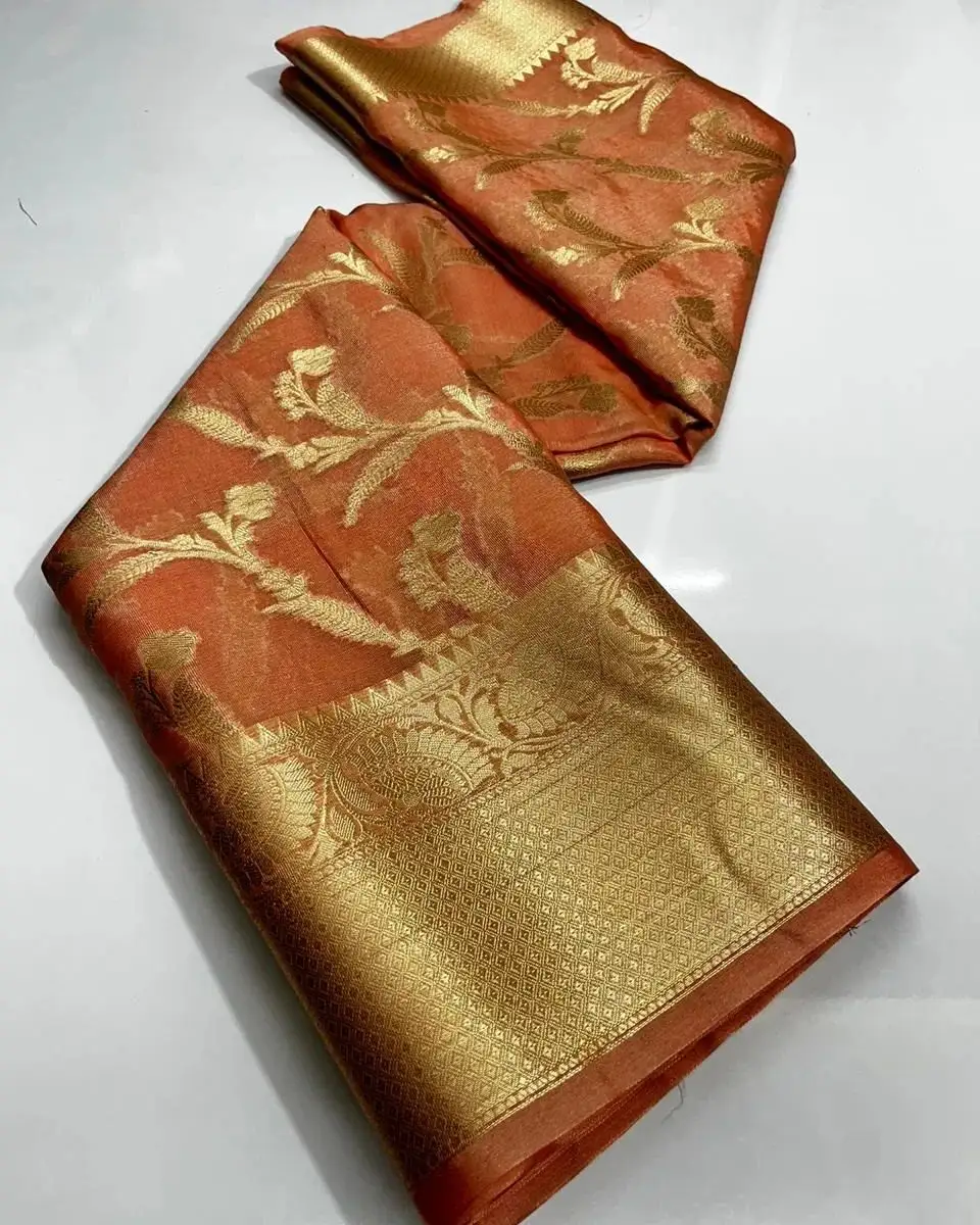 Эта потрясающая шелковая жаккардовая блузка с узором из паллу и цветов, идеально сочетается с традиционными и современными