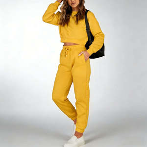 Vêtement de sport pour femmes en gros, sweat-shirt court et pantalon de jogging, couleur vison foncé, coupe courte, épaules tombantes, fabriqué au Pakistan avec logo brodé - Product Image 4