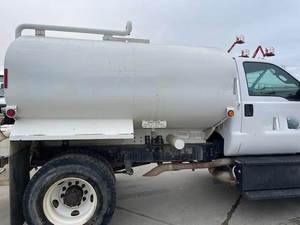 Camión Cisterna Ford F-750 2016-2020 Económico - 270HP - Automático - Tanque Limpio - 5 Cabezales de Rociado - Listo para Exportación Mundial - Product Image 3