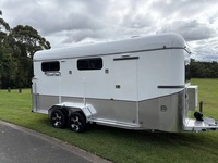 Remorque de transport d'équidés d'occasion à chargement par l'angle, capacité 3 chevaux, modèle standard, disponible à la vente en gros