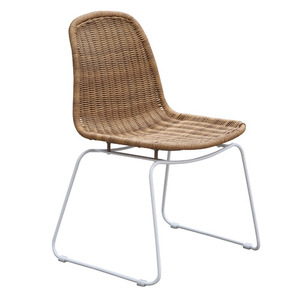La chaise de jardin en rotin Jackson avec pieds en aluminium blanc est parfaite pour l'extérieur. - Product Image 5