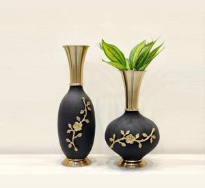 Pot de vase à fleurs en métal pour décoration de maison et de table Design de texture fait à la main avec couleur noir et or à prix raisonnable - Product Image 3