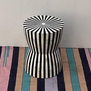 Mesa Auxiliar de Estilo Tradicional con Incrustaciones de Hueso, Elaborada con Precisión Artística para Temas de Decoración Interior Elegantes - Product Image 5