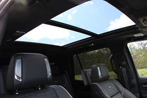 Escalae V SUV 2022, 682 hp, Motor V8 Supercargado, Tracción en las Cuatro Ruedas, Sistema de Sonido AKG Studio, Asientos de Cuero, Faros LED, Techo Panorámico Automático - Product Image 6