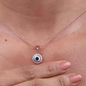 Colgante de mal de ojo de oro rosa tachonado con encantos finos - Product Image 3