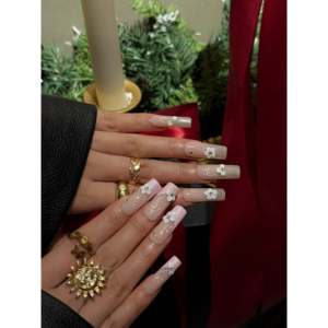 Adesivi per unghie press-on Petaline color avorio, eleganti decorazioni per nail art - Product Image 2