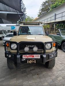 Toyota Land Cruiser Pickup 4x4 Doble Cabina 2024, Seminuevo, con Asientos de Cuero y Cámara Trasera - Product Image 4