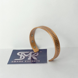 Bracelet magnétique en cuivre gravé, ajustable, manchette ouverte, artisanat métallique fait main, finition à motifs avec aimants intégrés pour hommes et femmes - Product Image 2