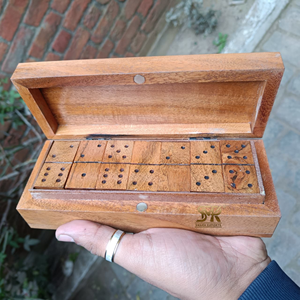 เกมโดมิโนไม้ทำมือสุดหรู พร้อมกล่องไม้เนื้อแข็งเคลือบผิวเรียบเนียน งานฝีมือธรรมชาติ พกพาสะดวก เหมาะสำหรับครอบครัว - Product Image 4