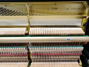Piano Vertical Yamaha U100 Usado, Calidad Japonesa, Rendimiento Profesional, Listo para el Escenario, Sonido Claro y Potente U1 - Product Image 4