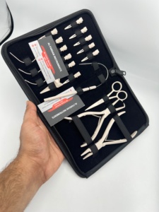 Kit d'outils pour extensions de cheveux couleur beige nude, en acier inoxydable de qualité chirurgicale, avec logo personnalisé, pinces, clips métalliques à boucle, ciseaux, aiguilles - Product Image 3
