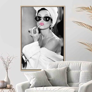 Impression sur toile élégante d'Audrey Hepburn - Art abstrait moderne et tendance, encadré en or - Product Image 1